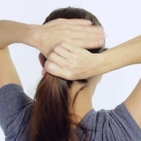 Alza i capelli con una matita