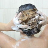Raddrizza i capelli con una piastra