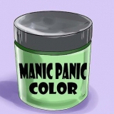 Tingi i capelli con la tintura per capelli manic panic