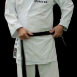Indossa la cintura da karate