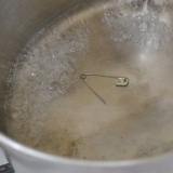 Forare l'orecchio con una spilla da balia