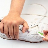 Pulisci i lacci delle scarpe