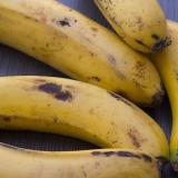 Sbianca i denti con una buccia di banana