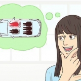 Divertiti durante il lungo viaggio in macchina verso una meta di vacanza (adolescenti)