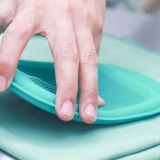 Rimuovere la gomma da masticare dalla polvere