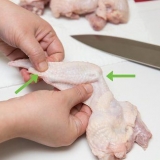 Tagliare le ali di pollo
