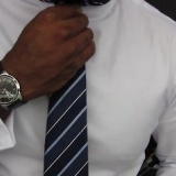 Colori abbinati di cravatta, abito e camicia