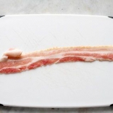 Fare le salsicce avvolte nella pancetta