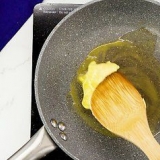 Preparazione della salsa al burro all'aglio