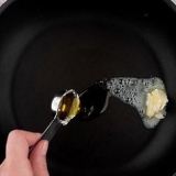 Preparazione della salsa di crema all'aglio