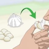 Preparare uno spray all'aglio per il giardino