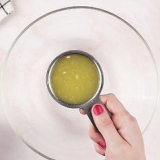 Lava via l'olio di cocco dai capelli