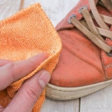 Riparazione di graffi su scarpe in finta pelle