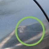 Rimuovere i graffi da un'auto