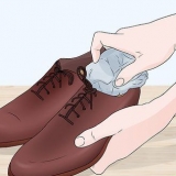 Rendere le scarpe di pelle più spaziose