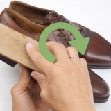 Pulizia delle scarpe di cuoio