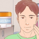 Applica il trucco per sembrare più maschile
