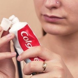 Rimuovere i punti neri con il dentifricio