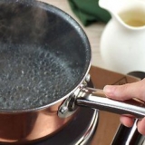 Preparare il tè al latte