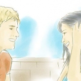 Sussurrando con un ragazzo da adolescente
