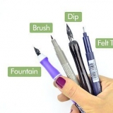 Scrivi con una penna per calligrafia