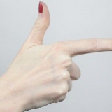Fai una fionda con la mano e un elastico