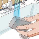 Rimuovere le strisce di metallo da un water in porcellana