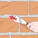 Rimozione della malta dai mattoni
