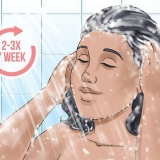 Prendersi cura dei capelli naturalmente ricci o mossi