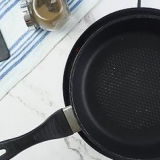 Preparazione delle salsicce per la colazione
