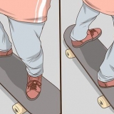 In piedi su uno skateboard
