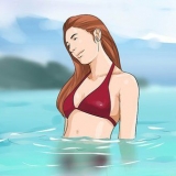 Galleggia sulla schiena nell'acqua