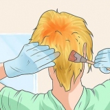 Correggi le radici dei capelli arancioni quando decolori i capelli