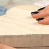 Incollare la carta al legno