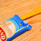 Fare la pasta al sugo di alfredo da un barattolo