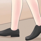 Ripara le scarpe che cigolano
