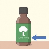 Tratta i brufoli con l'olio dell'albero del tè