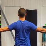 Fai esercizi di stretching per le spalle
