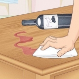Ottenere il vino rosso da un pavimento o da un tavolo in legno duro
