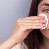 Usare l'acqua di rose per una pelle bella