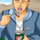 Mangiare sardine in scatola