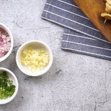 Preparazione della salsa per le polpette di pesce (street style)