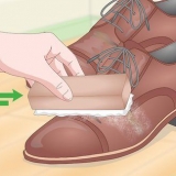 Riparazione di scarpe di pelle screpolate