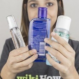 Applicare il siero sui capelli