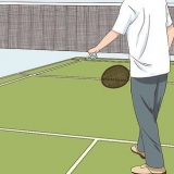 Serve a badminton