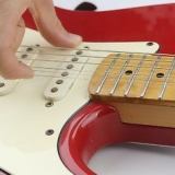 Cambiare le corde su una chitarra elettrica