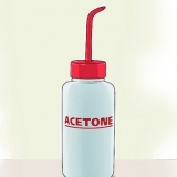 Rimozione della vernice spray da un'auto