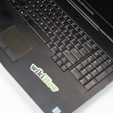 Rimuovere gli adesivi da un laptop