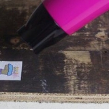Rimuovere gli adesivi dal legno