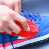 Pulizia delle scarpe da ginnastica puzzolenti